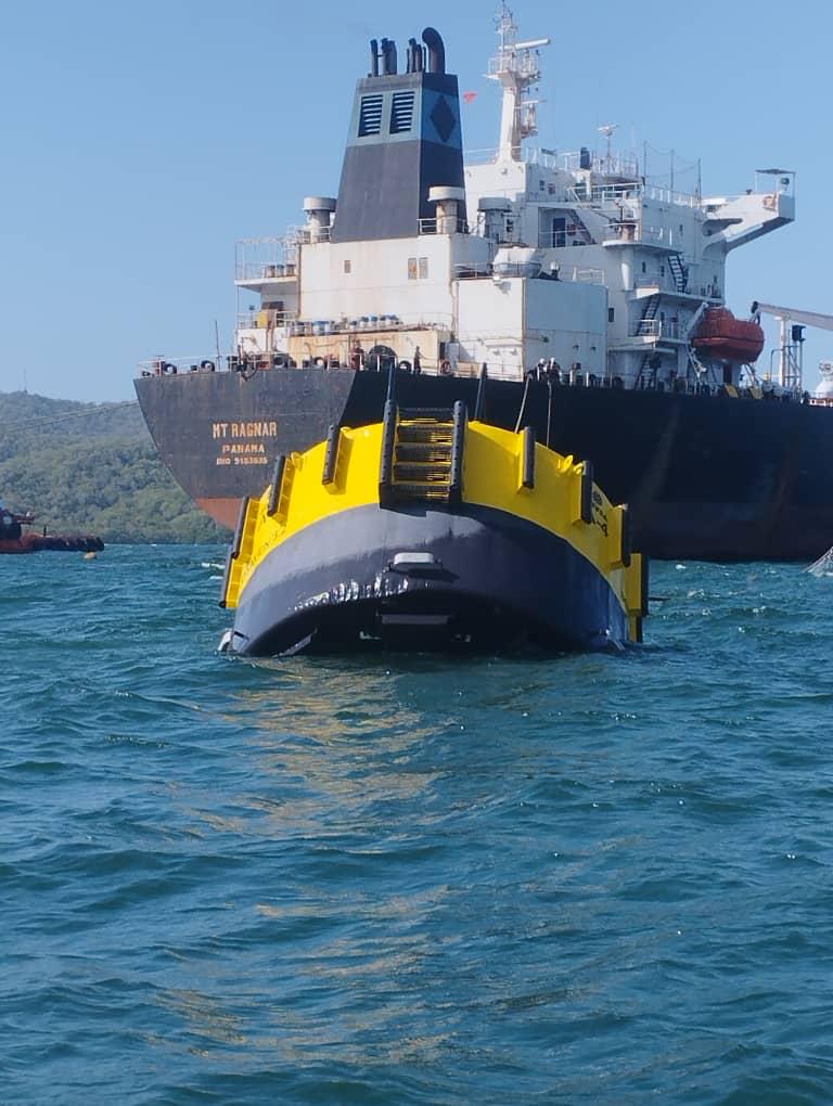 Boya de amarre junto a un buque tanque