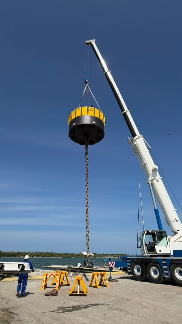 Grúa izando una boya de amarre con su cadena